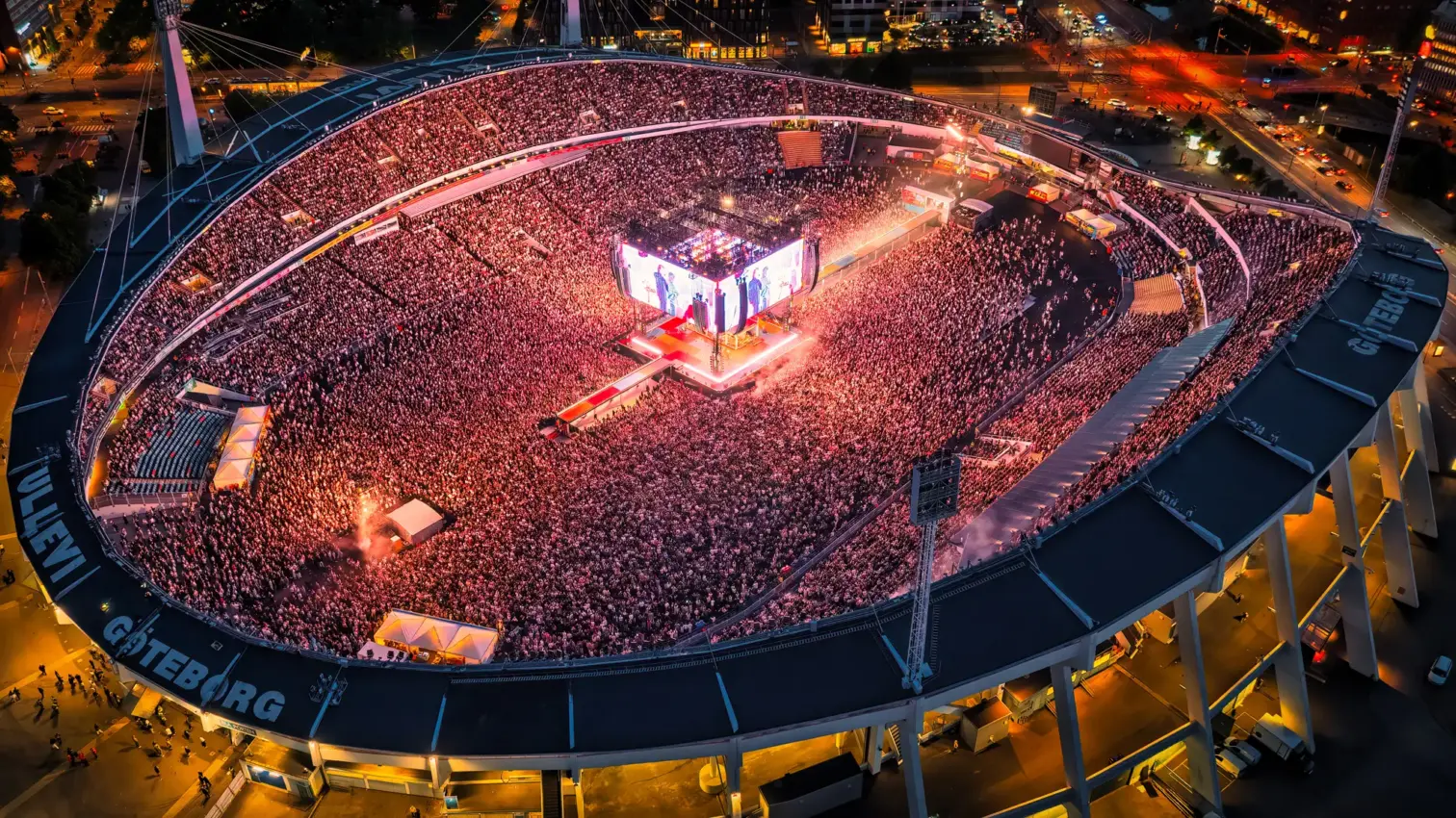 The stage placed in the centre of the arena. Photo: Markus Esselmark.