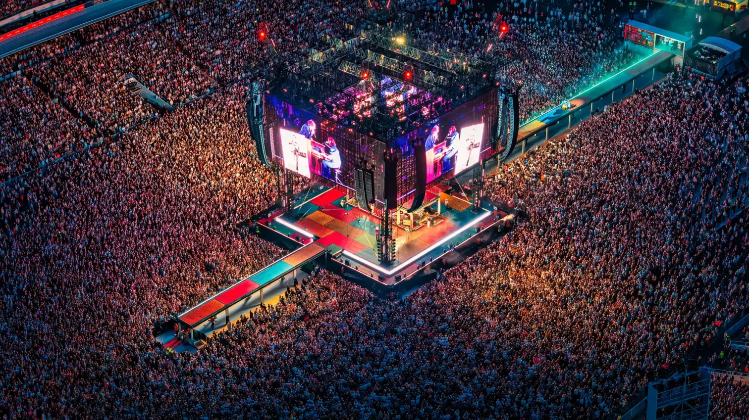 For one of Sweden's biggest artists, Håkan Hellström's, three sold-out concerts at Ullevi, Big Image premium printed the specially designed stage floor - inspired by the city's harbor landscape. Photo: Markus Esselmark.