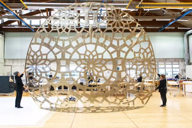 Cut in light and gold ~ 𝓑𝓮𝓱𝓲𝓷𝓭 𝓽𝓱𝓮 𝓼𝓬𝓮𝓷𝓮𝓼 ~ crafted at our Stockholm studio.
.
.
.
.
.
.
.
.
.
.
.
.Behindthescenes, bts, setdecor, setdesign, setdesigner, craft, crafters, cut-out-drop, scenicdecor, productiondesign, productiondesigner, bigimage