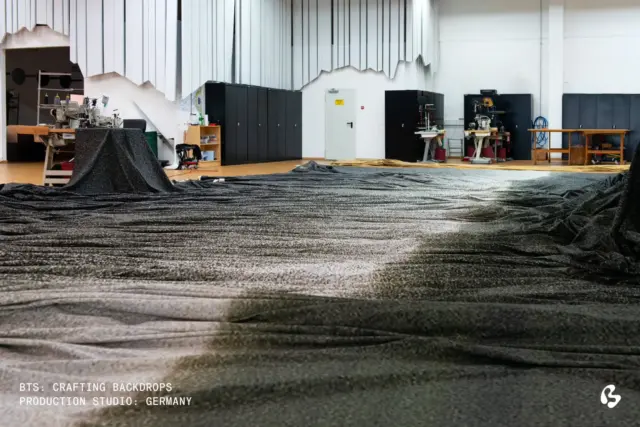 A sea of fabric ~ 𝓑𝓮𝓱𝓲𝓷𝓭 𝓽𝓱𝓮 𝓼𝓬𝓮𝓷𝓮𝓼 ~ crafted at our Berlin studio.
.
.
.
.
.
.
.
.
.
.
.
Bts, behindthescenes, artsandcrafts, crafts, setdesigner, setdesign, craft, crafters, scenicdrop, productiondesign, productiondesigner, bigimage