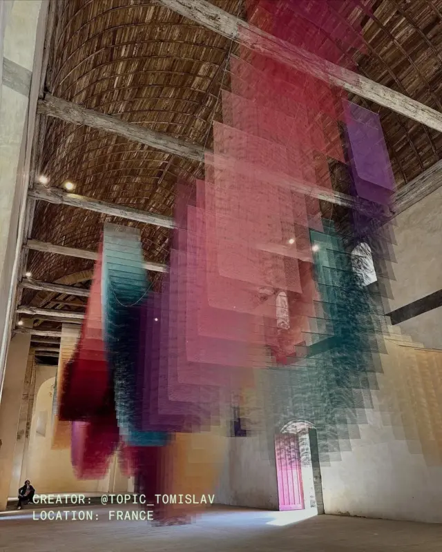 𝑽𝒊𝒔𝒖𝒂𝒍 𝒈𝒓𝒂𝒏𝒅𝒊𝒐𝒔𝒊𝒕𝒚 unfolds in the work of @topic_tomislav, installation “ECHOVERSE”
 
➜ Have a post that sparks inspiration? Nominate your favorite - DM us.
 
Echoverse – A polyphonic weave of perception and repetition — every color, every layer, every viewpoint echoes another, like lines of a poem or waves of sound moving through space.