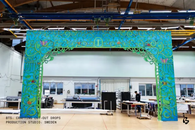 A flourish of fantasy ~ 𝓑𝓮𝓱𝓲𝓷𝓭 𝓽𝓱𝓮 𝓼𝓬𝓮𝓷𝓮𝓼 ~ a scenic cut-out-drop crafted at our Stockholm studio.
.
.
.
.
.
.
.
.
.
.
.
behindthescenes, bts, setdecor, setdesign, setdesigner, craft, crafters, cut-out-drop, scenicdecor, productiondesign, productiondesigner, bigimage